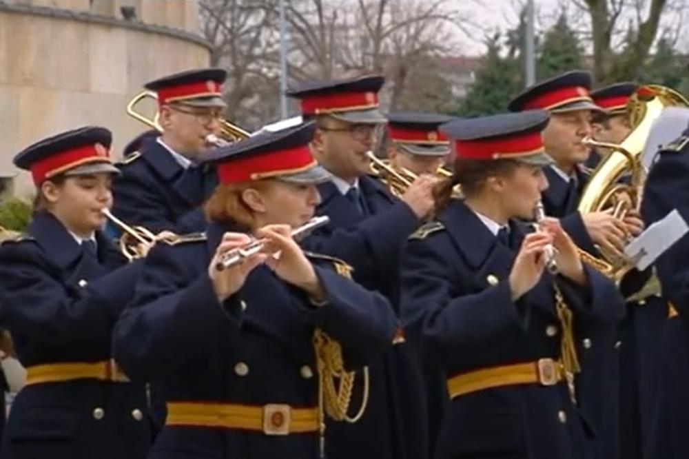 TAMO DALEKO ORILO SE BANJALUKOM: Defile Policijskog orkestra u čast Republike Srpske! (VIDEO)