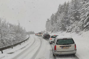 STANJE NA PUTEVIMA: Zimski uslovi vožnje, saobraćaj se odvija usporeno!