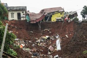 NEVREME U INDONEZIJI: Obilne padavine pokrenule klizišta, poginulo 11 ljudi, 18 je povređeno (VIDEO)
