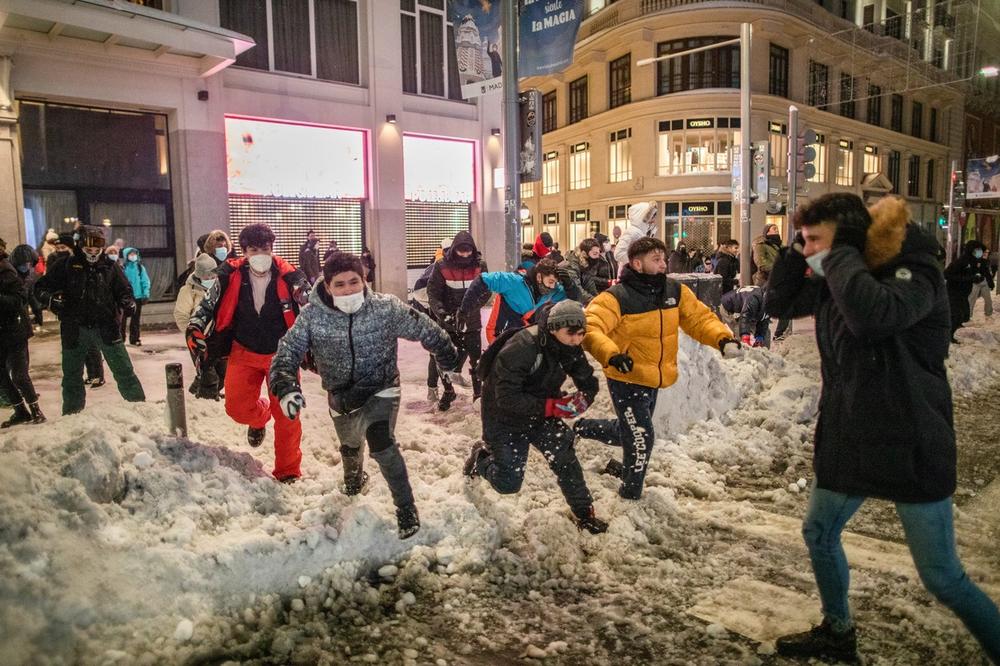 GRUDVANJE, SANKANJE, SKIJANJE, SKULPTURE OD SNEGA: Ovako su se Madriđani zabavljali kada je Filomena zavejala špansku prestonicu