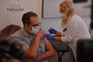 VAKCINACIJA U TIRŠOVOJ: Doktor Srđa Janković primio vakcinu protiv korona virusa