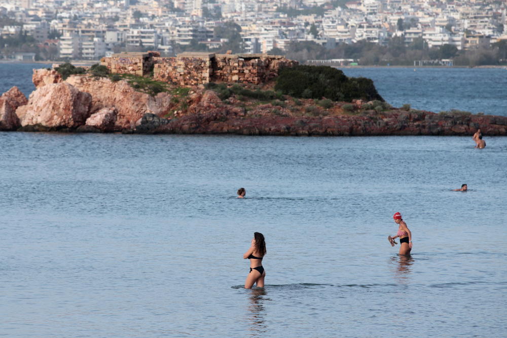 DOK SE SRBIJA SMRZAVA VRUĆI TALAS ZAHVATIO GRČKU: Temperatura se digla do 28 stepeni, ljudi masovno izašli na plaže i parkove