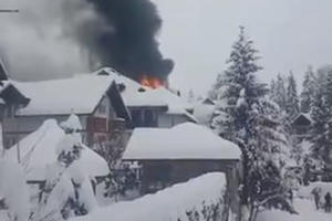 POŽAR U APARTMANIMA NA ZLATIBORU: Gosti se nisu nalazili u sobama u trenutku izbijanja vatre, krov potpuno izgoreo VIDEO