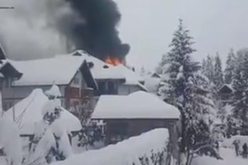 POŽAR U APARTMANIMA NA ZLATIBORU: Gosti se nisu nalazili u sobama u trenutku izbijanja vatre, krov potpuno izgoreo VIDEO