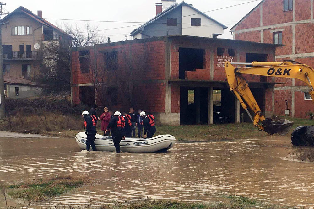 SPECIJALNI TIMOVI SPASAVAJU ŽIVOTE: Evakuisane 34 osobe iz poplavljenih objekata u više opština na jugu Srbije