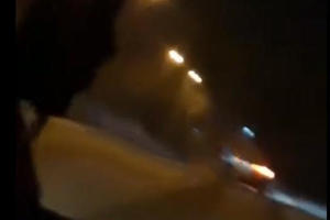 HOROR NA AUTO-PUTU U BIH: BMW sa nemačkim tablicama pravio ludorije, vozač stao da se obračuna sa dve devojke (VIDEO)