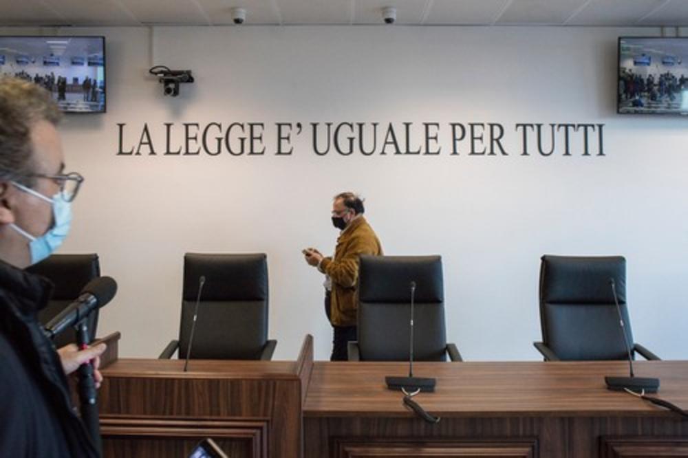 POČINJE MEGA SUĐENJE KOJE ĆE UZDRMATI ITALIJU: Na udaru moćna mafija, samo optužnicu su čitali tri sata! (FOTO, VIDEO)