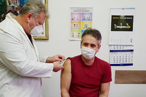 ŽELEO SAM DA PREUZMEM ODGOVORNOST: Gradonačelnik Vranja primio vakcinu protiv korona virusa