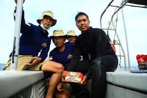 NAĐENA CRNA KUTIJA INDONEŽANSKOG AVIONA: Tri dana nakon nesreće, mornarica izvukla uređaj iz vode! (FOTO)