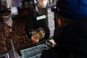AMSTERDAM VIŠE NEĆE BITI ISTI: Turisti neće smeti da konzumiraju marihuanu u kafićima, gradonačelnici dosta ljubitelja lakih droga