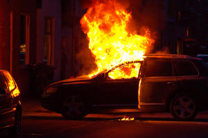 DRAMA U KRAGUJEVCU: Muškarac (37) sugrađaninu zapalio auto, policija ga uhapsila