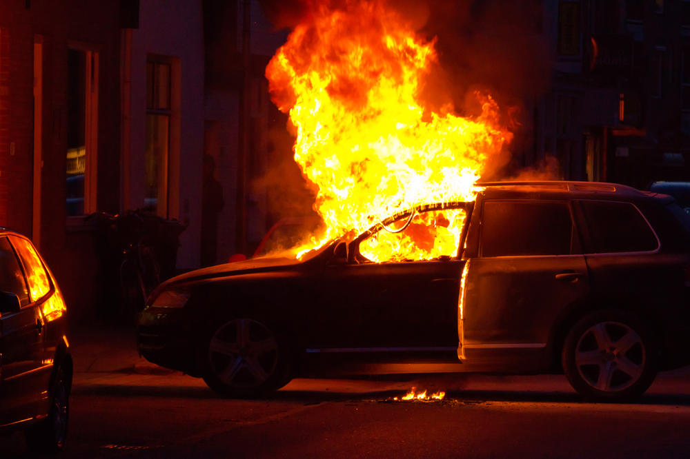 IZGOREO AUTOMOBIL KOD POŽAREVCA: Nadvio se crni dim, meštani u šoku dok vatra guta vozilo (FOTO)