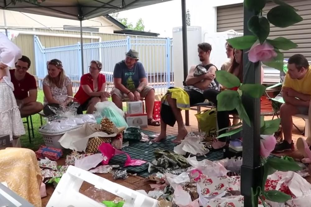 NEDELJNO POPIJU 36 L MLEKA, POJEDU 72 JAJETA, 30 BATAKA! Imaju 16 dece, a sad pokazali kako izgleda kad svi sednu za RUČAK