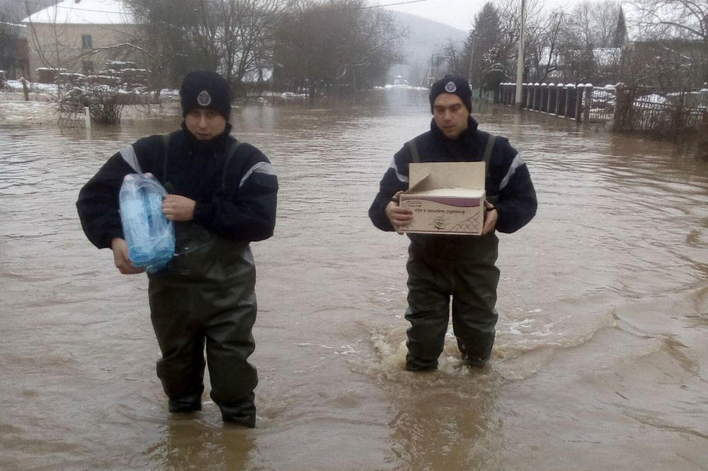 POLICIJA I VATROGASCI POMAŽU GRAĐANIMA ŠIROM SRBIJE: Voda se povlači, saniraju se posledice poplava (FOTO)