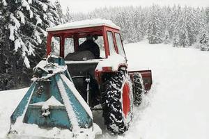 DECA OBOŽAVAJU VOJU! Kad padne sneg, on upali traktor i napravi lanac od sanki, pogledajte (FOTO)