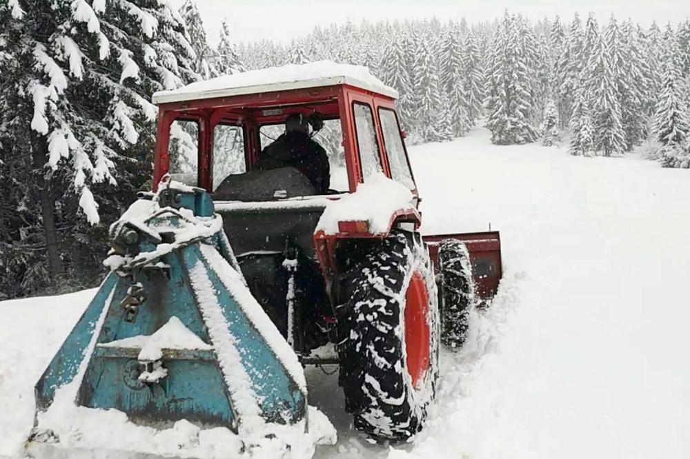 DECA OBOŽAVAJU VOJU! Kad padne sneg, on upali traktor i napravi lanac od sanki, pogledajte (FOTO)