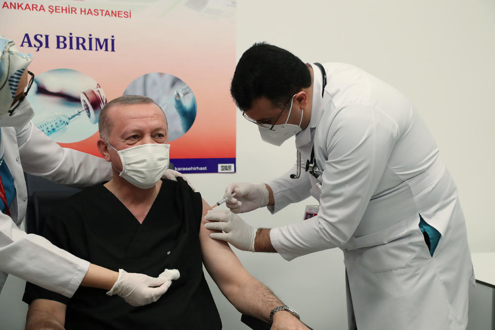 ERDOGAN SE VAKCINISAO PRED KAMERAMA: Primio kinesko cepivo i najavio da stiže još 25 miliona doza u Tursku (VIDEO)