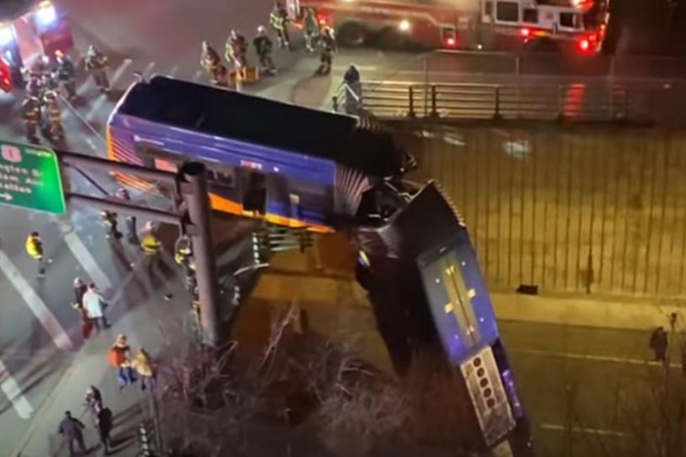 DRAMA U NJUJORKU: Autobus visi sa nadvožnjaka, povređeno sedmoro ljudi! Uznemirujući snimci obišli svet (VIDEO)