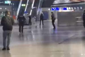 EVAKUISAN FRANKFURTSKI AERODROM: Policija okružila muškarca, panika nastala zbog sumnjivog kofera (VIDEO)