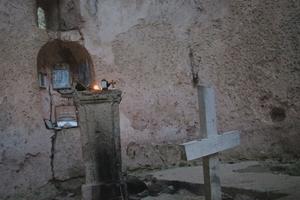 JEZIVI GRAFITI OSVANULI NA SRPSKOJ SVETINJI: Oskrnavljena crkva na Starom groblju u Smederevu