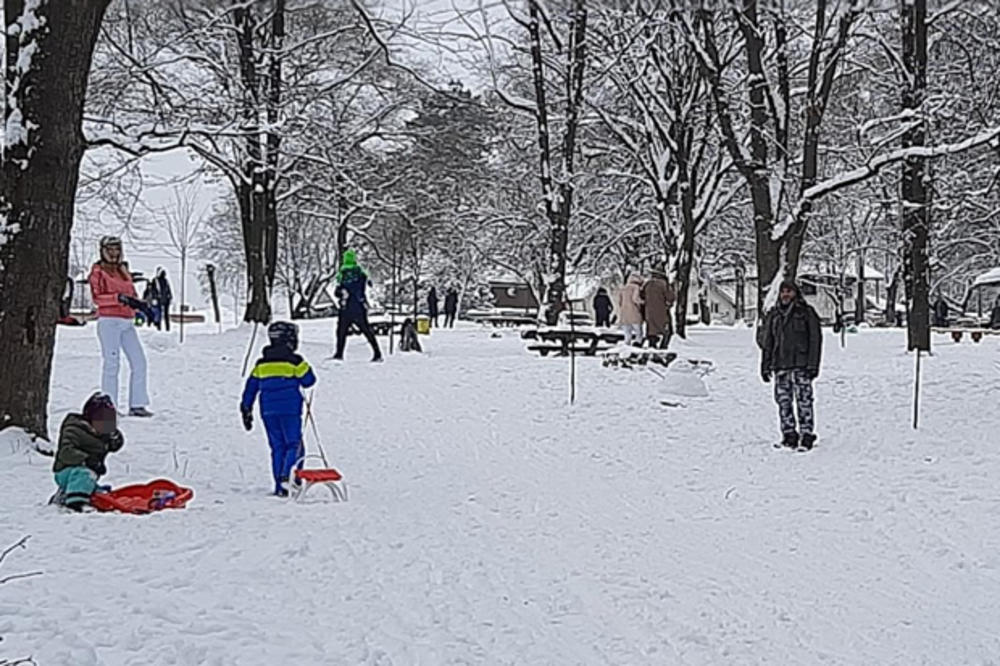 ZIMA, ZIMA, E PA ŠTA JE! Mališani iskoristili poslednji dan raspusta za igrarije na snegu