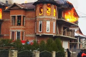 STRAŠAN POŽAR U LESKOVCU: Dvospratna kuća cela izgorela za pola sata, vatrogasci bili bespomoćni (VIDEO)