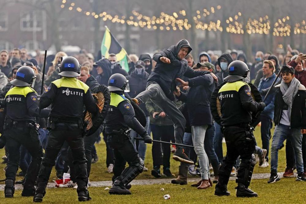 PROTEST UOČI PARLAMENTARNIH IZBORA: Holandska policija vodenim topovima i pendrecima razjurila demontrane protiv korona mera!