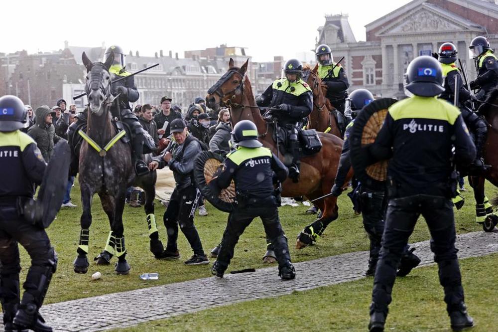 LICEMERJE HOLANDSKIH VLASTI: Na demonstrante protiv korona mera poslali gomilu policajaca, a na protest protiv Putina nijednog!