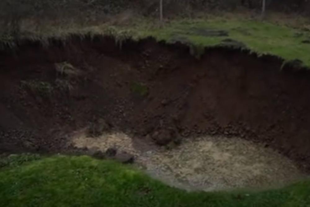 RUPE NA BANIJI SE NAKON ZEMLJOTRESA SVAKODNEVNO ŠIRE: Meštani su u strahu! Najveća je široka 25, a duboka 13 metara (VIDEO)