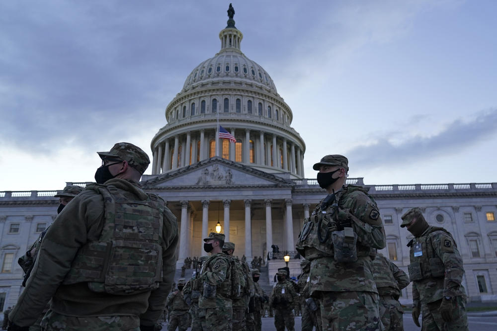 KAPITOL HIL KAO VOJNA BAZA: Vašington pod opsadom vojske uoči Bajdenove inauguracije, svuda blokade i bodljikava žica (FOTO)