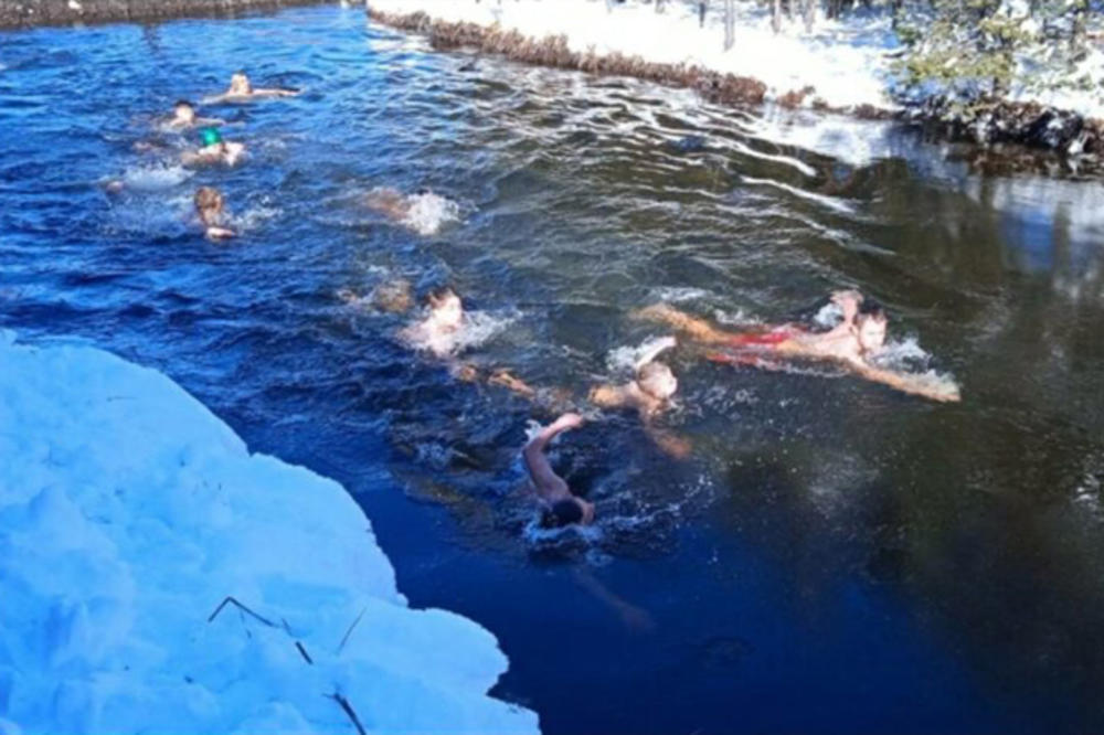 U LEDENOM CRNOM RZAVU DO ČASNOG KRSTA ZAPLIVALO 60 MEŠTANA: Zlatiborci se nakon hladne vode zagrejali uz trubače (FOTO)