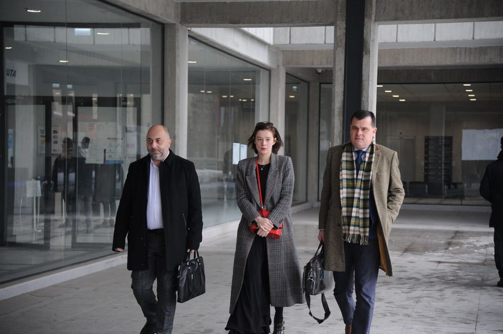 Milena Radulović sa advokatima stiže u sud