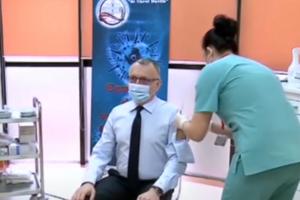RUMUNSKI MINISTAR PRIVUKAO VELIKU PAŽNJU SVOJIM STAJLINGOM: Na rukavu mu bilo "prozorče" za vakcinaciju (VIDEO)
