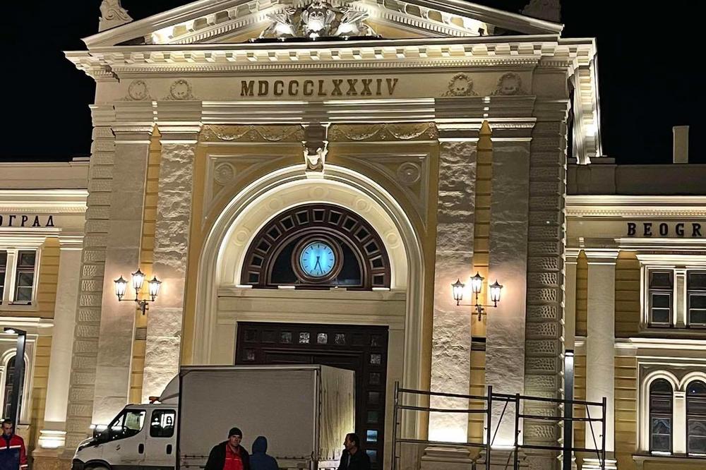 ČEKALI SMO ČETVRT VEKA DA KAZALJKE MRDNU: Od večeras ponovo radi sat na zgradi nekadašnje Železničke stanice (FOTO)