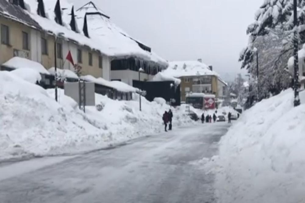 HOROR NA ŽABLJAKU: Majku i dete (2) zatrpao sneg koji je pao sa zgrade! Građani i policija ih lopatama i golim rukama izbavili!