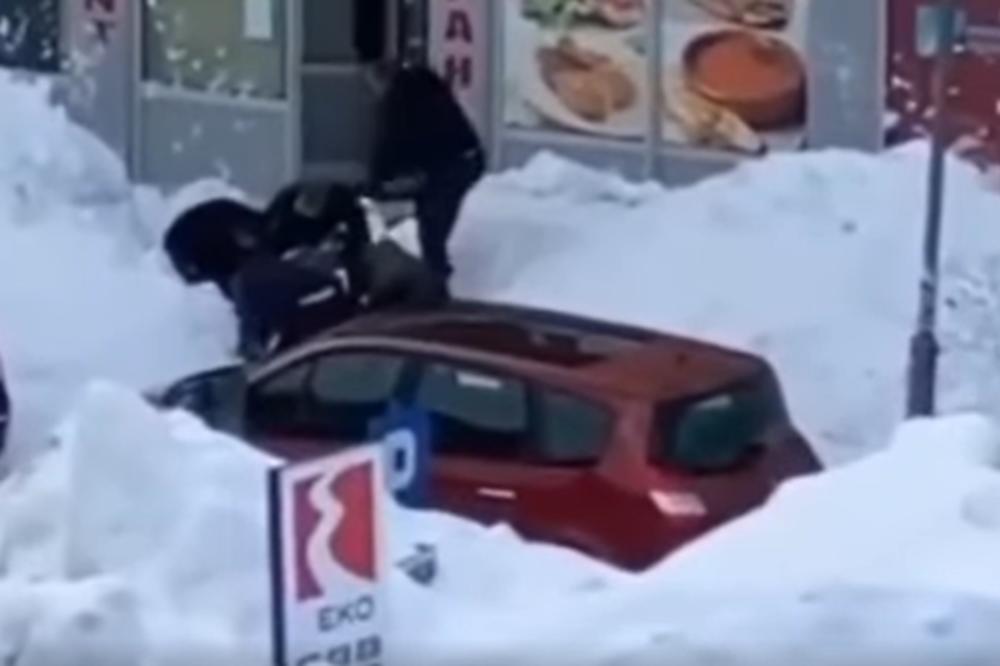 STRAŠAN PRIZOR SA ŽABLJAKA: Sneg pao sa zgrade i potpuno zatrpao majku i dete! Lopatama i golim rukama ih izvukli (VIDEO)