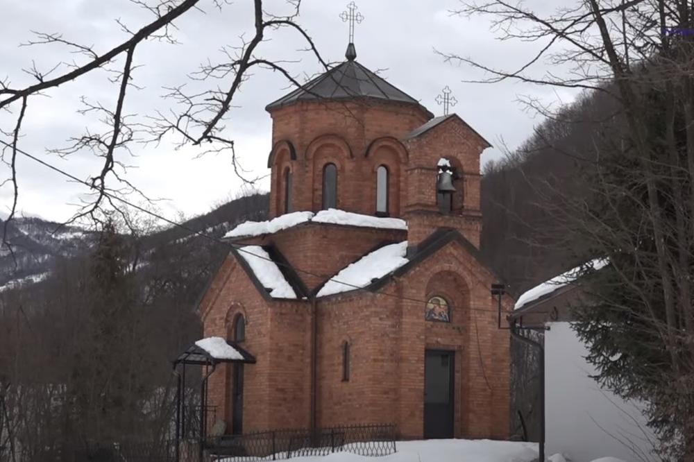 MISTERIOZNA NADGROBNA PLOČA KOD IVANJICE: Meštani tvrde da je crkva izgrađena na grobu viteza sa slike KOSOVKA DEVOJKA (VIDEO)