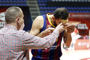 VELIKO SRCE NIKOLE MIROTIĆA! Kešelj pred početak utakmice uručio plaketu košarkašu Barselone za humanitarni rad u regionu! FOTO