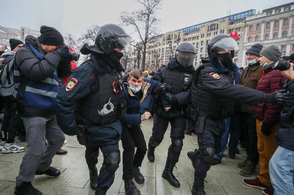 PROTESTI ŠIROM RUSIJE ZBOG NAVALJNOG: Uhapšena njegova bliska saradnica! Policija privela najmanje 350 demonstranata (VIDEO)