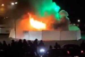 HAOS U HOLANDIJI: Protesti prve večeri policijskog časa, demonstranti zapalili objekat za testiranje na korona virus (VIDEO)
