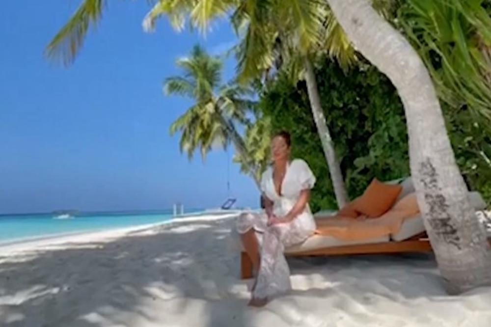 MARINA VISKOVIĆ UŽIVA NA MALDIVIMA ZA SVE PARE! Pevačica se oglasila sa egzotične destinacije, poručila da joj odmor BAŠ PRIJA!