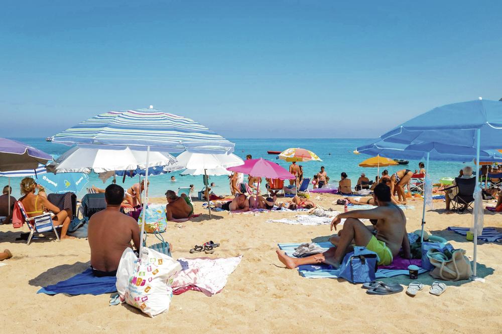 PONOVO BUKTI RAT NA TVITERU ZBOG PARADAJZ TURISTA: Ovakav prizor na plaži još NISTE VIDELI! Svi gledaju u NOGE ovog čoveka! (FOTO)