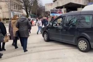 INCIDENTI U MOSTARU NA PROTESTU MEDICINARA: Prvo jedan vozač napravio pometnju, a onda su napadnuti zdravstveni radnici (VIDEO)