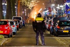 NEREDI U HOLANDIJI DRUGI DAN ZAREDOM: Sukobi sa policijom, vodeni topovi u Roterdamu! Uhapšeno 70 demonstranata! (VIDEO)