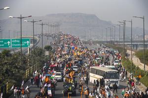 HAOS NA ULICAMA NJU DELHIJA: Izbili sukobi na protestima! Farmeri krenuli traktorima na prestonicu, policija ih rasterala suzavcem