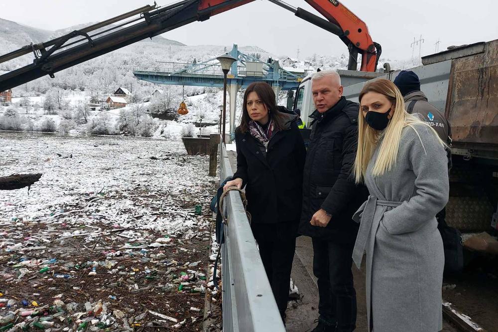 Ministarka Vujović obišla radove na čišćenju Potpećkog jezera: Ovo je veliki posao,zahvalna sam svima koji učestvuju u realizaciji