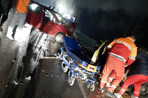 ŽENA POGINULA U SUDARU: Stravična saobraćajna nesreća u Leštanima, vatrogasci morali da seku automobile! FOTO