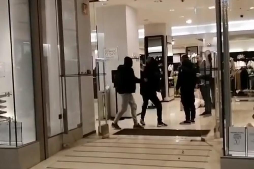 NEVIĐENA DRSKOST RAZBOJNIKA USRED KNEZ MIHAILOVE: Dramatičan snimak tuče s obezbeđenjem posle pljačke u butiku! (VIDEO)