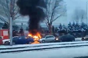 DRAMA U SARAJEVU: Automobil se zapalio u toku vožnje, vatrogasci i policija su na terenu (VIDEO)