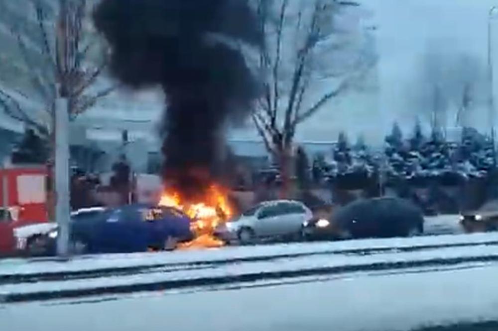 DRAMA U SARAJEVU: Automobil se zapalio u toku vožnje, vatrogasci i policija su na terenu (VIDEO)